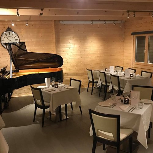 Picture of the tasting room ready for dinner